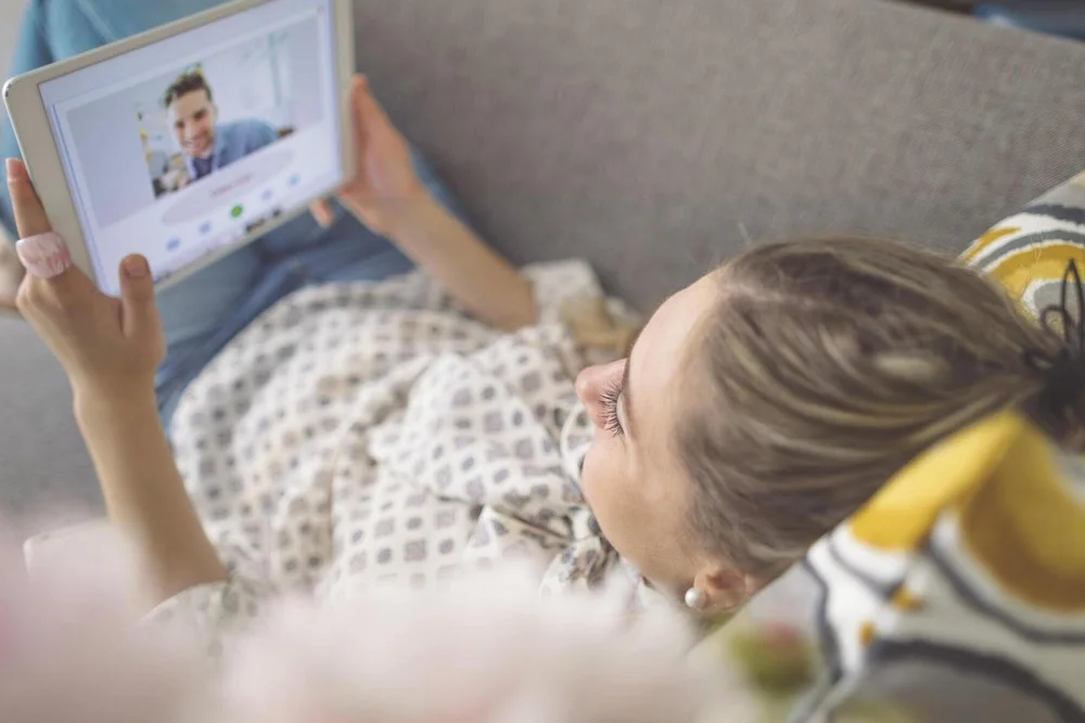 Związek na odległość – para trzyma telefon podczas wideo rozmowy