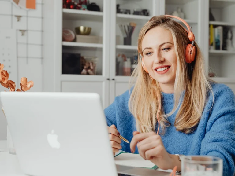 Psychoterapia online – kobieta podczas sesji terapeutycznej przy komputerze w domowym zaciszu