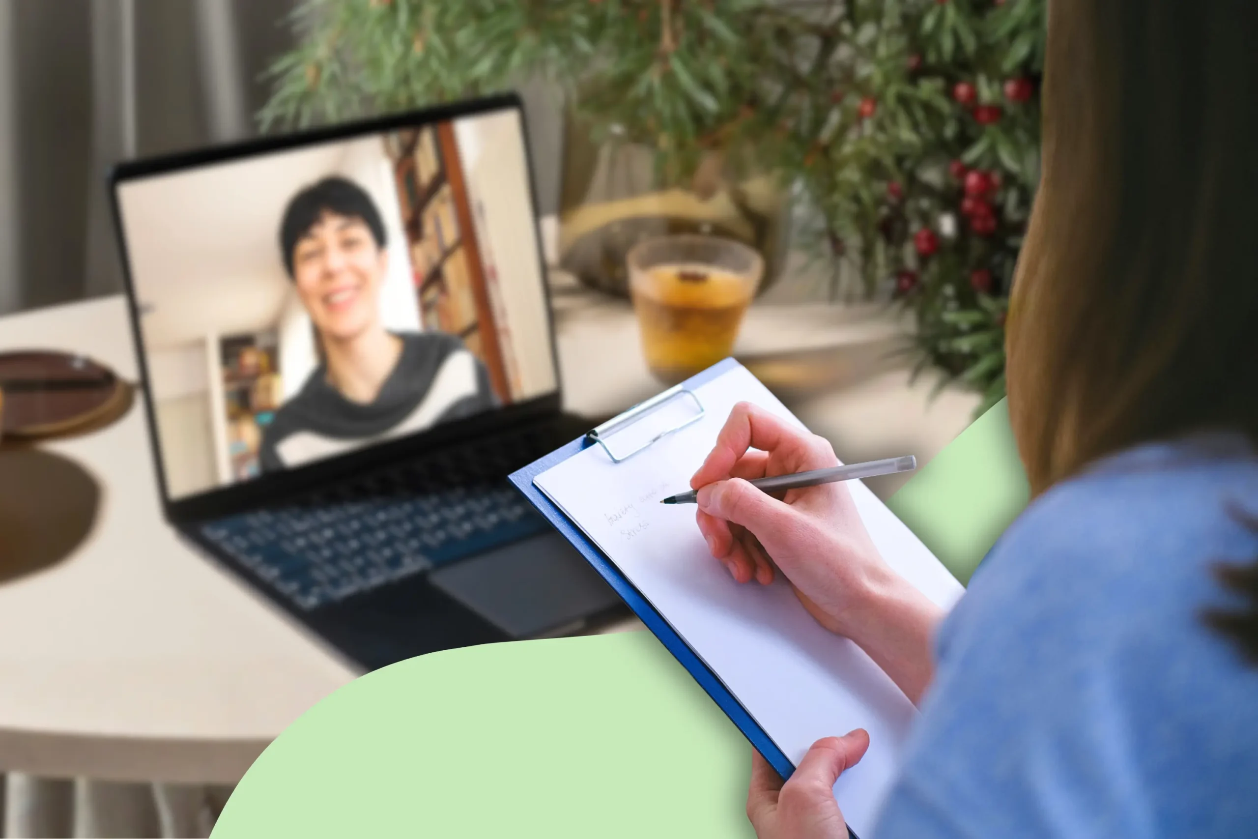 Terapeuta robi notatki podczas sesji psychoterapii w spokojnym otoczeniu